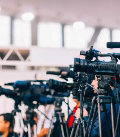 jpeg-optimizer_journalists-operating-cameras-conference_batcheditor_fotor