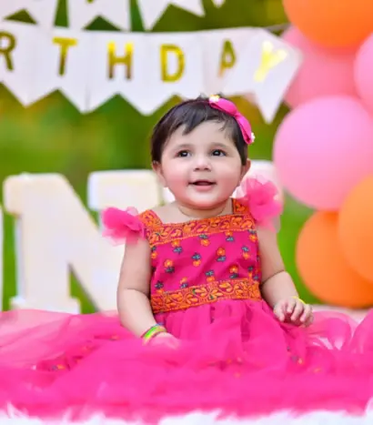 jpeg-optimizer_little-girl-pink-dress-with-words-happy-birthday-it (1)_batcheditor_fotor